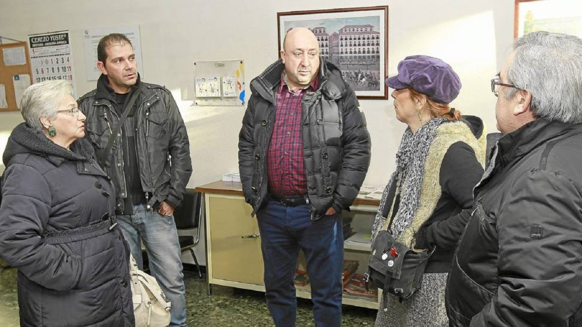 Parte de la junta directiva de la Asociación de Hosteleros que ayer fijó la asamblea para el 9 de febrero-J. M. LOSTAU