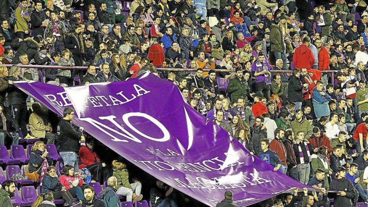 El Fondo Norte, el viernes, con una pancarta contra la violencia machista.-J.M.L.