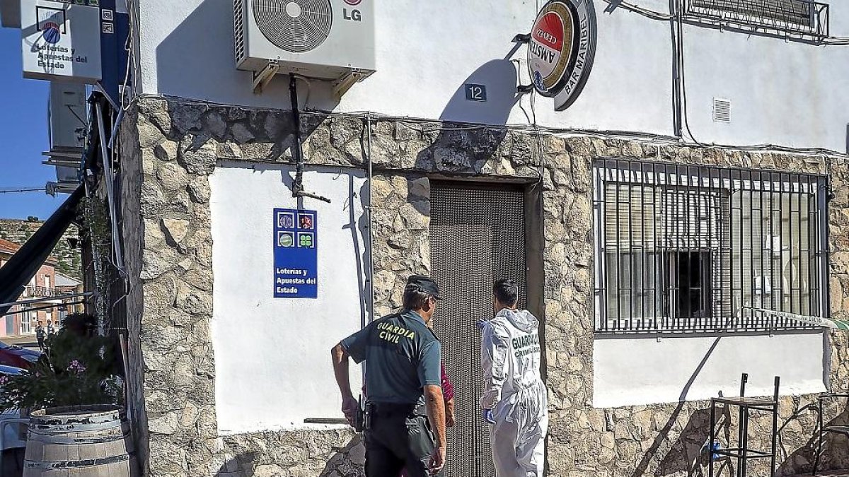 Dos miembros de la Guardia Civil entran en el establecimiento después del tiroteo.-MIGUEL ÁNGEL SANTOS / PHOTOGENIC