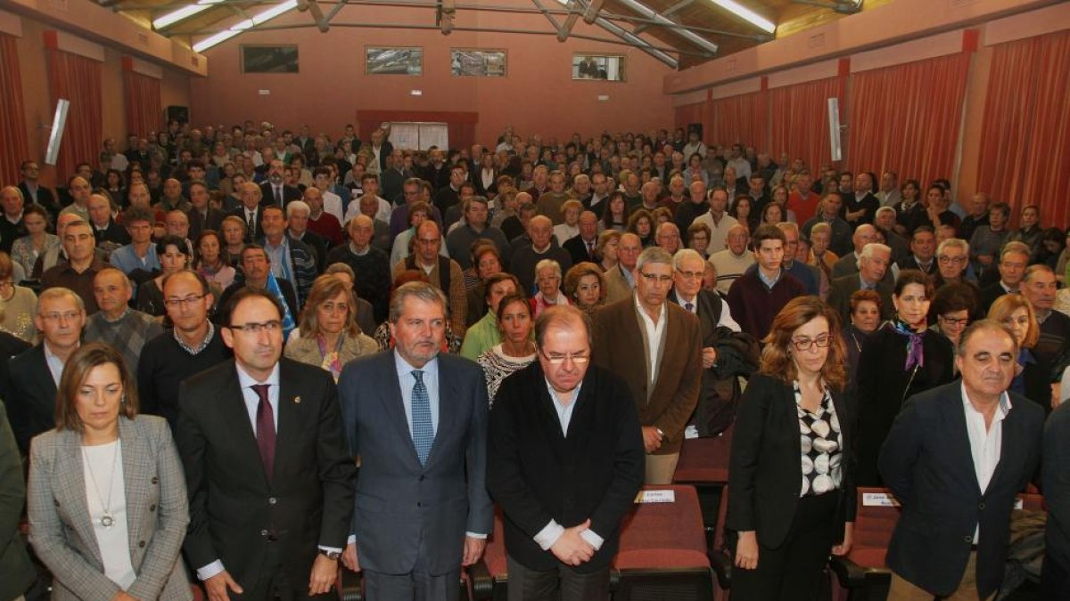 Minuto de silencio por el atentado de Kabul, en el acto de campaña en el que ha intervenido el presidente del PP de Castilla y León, Juan Vicente Herrera, con el cabeza de lista al Congreso por Palencia, Íñigo Méndez de Vigo y el cabeza de lista al Senado-ICAL