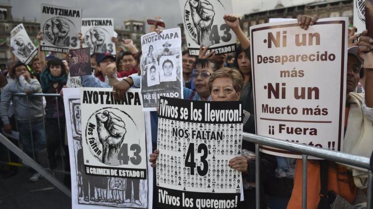 Manifestación en apoyo a los familiares y amigos de los 43 estudiantes de Ayotzinapa desaparecidos.-YURI CORTEZ (AFP)