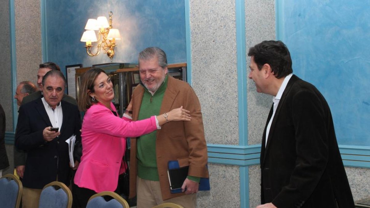 El candidato del Partido Popular por Palencia al Congreso de los Diputados y ministro de Educación, Cultura y Deporte, Íñigo Méndez de Vigo (2D),junto a la consejera de Agricultura, Milagros Marcos, al cabeza de lista al Senado, José Antonio Rubio (I), y -Ical