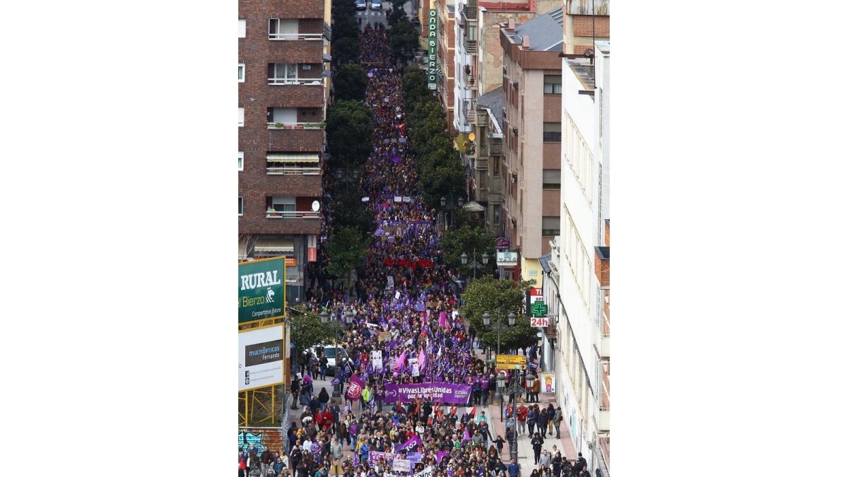 PONFERRADA. Una amplia cola de manifestantes salen a la calle.-J. M. LOSTAU
