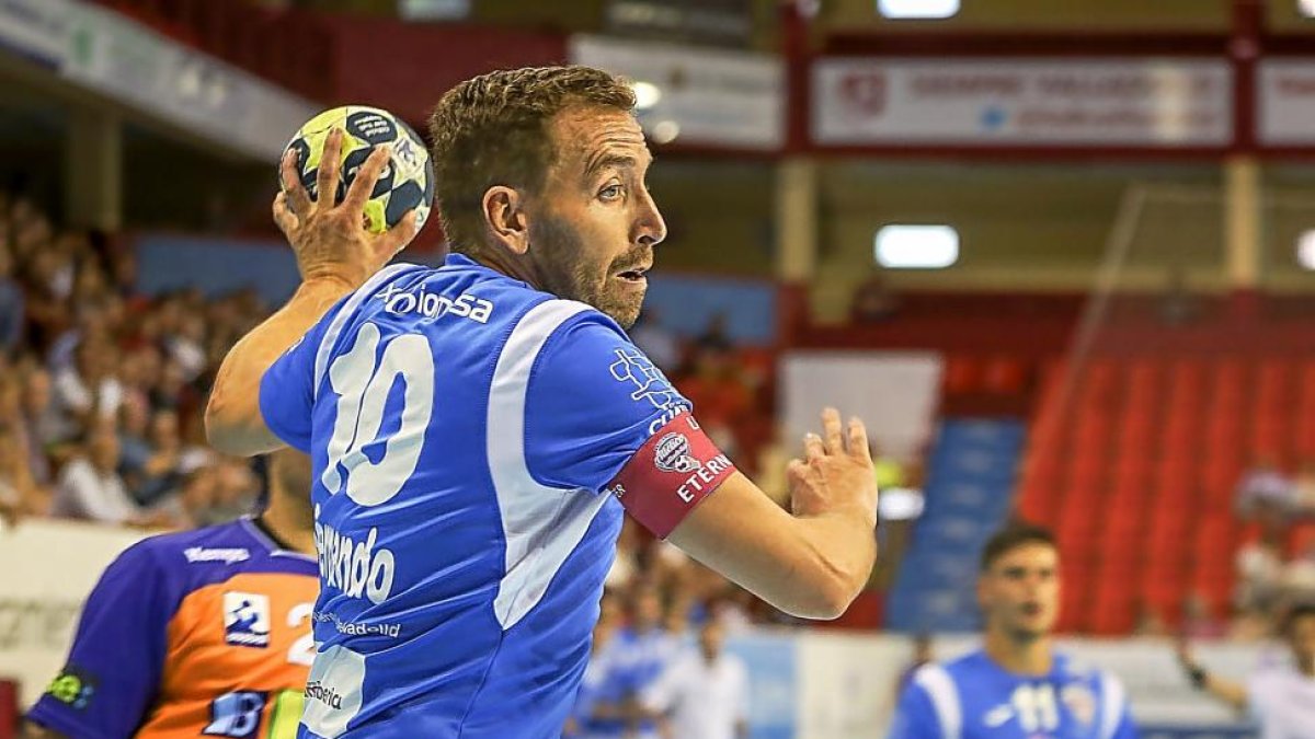 El zurdo de oro Fernando Hernández intenta culminar un ataque.-M. A. SANTOS