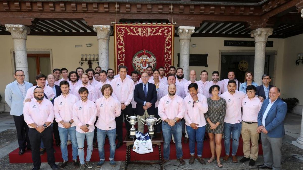 El presidente de la Diputación, Jesús Julio Carnero, recibe al VRAC Quesos Entrepinares tras su triunfo en la Liga de Rugby-ICAL
