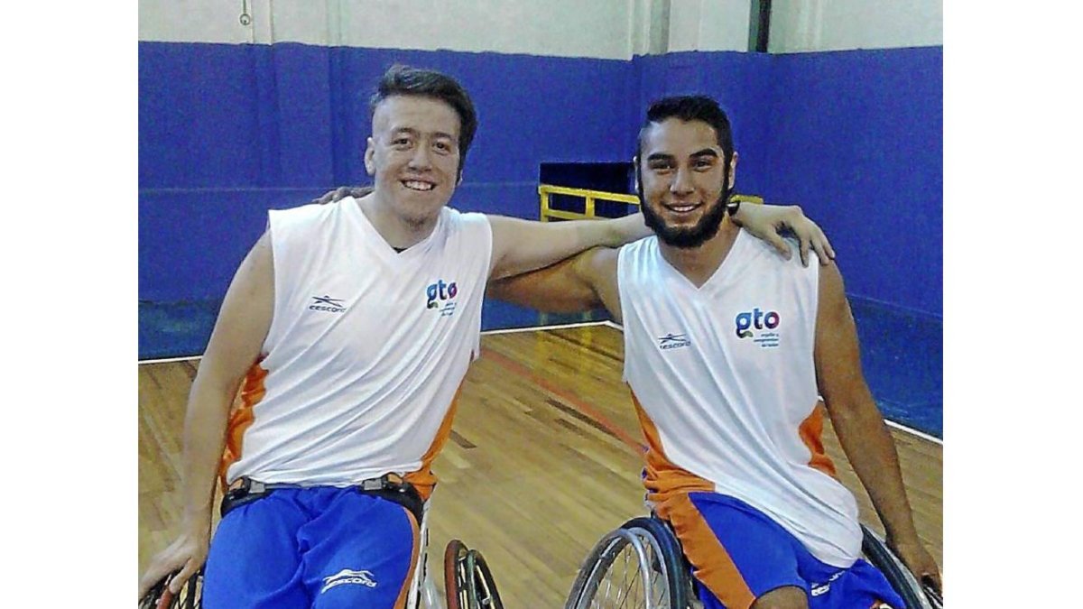 Jasso (i.) con el también internacional mexicano Sandoval.-Guanajuato