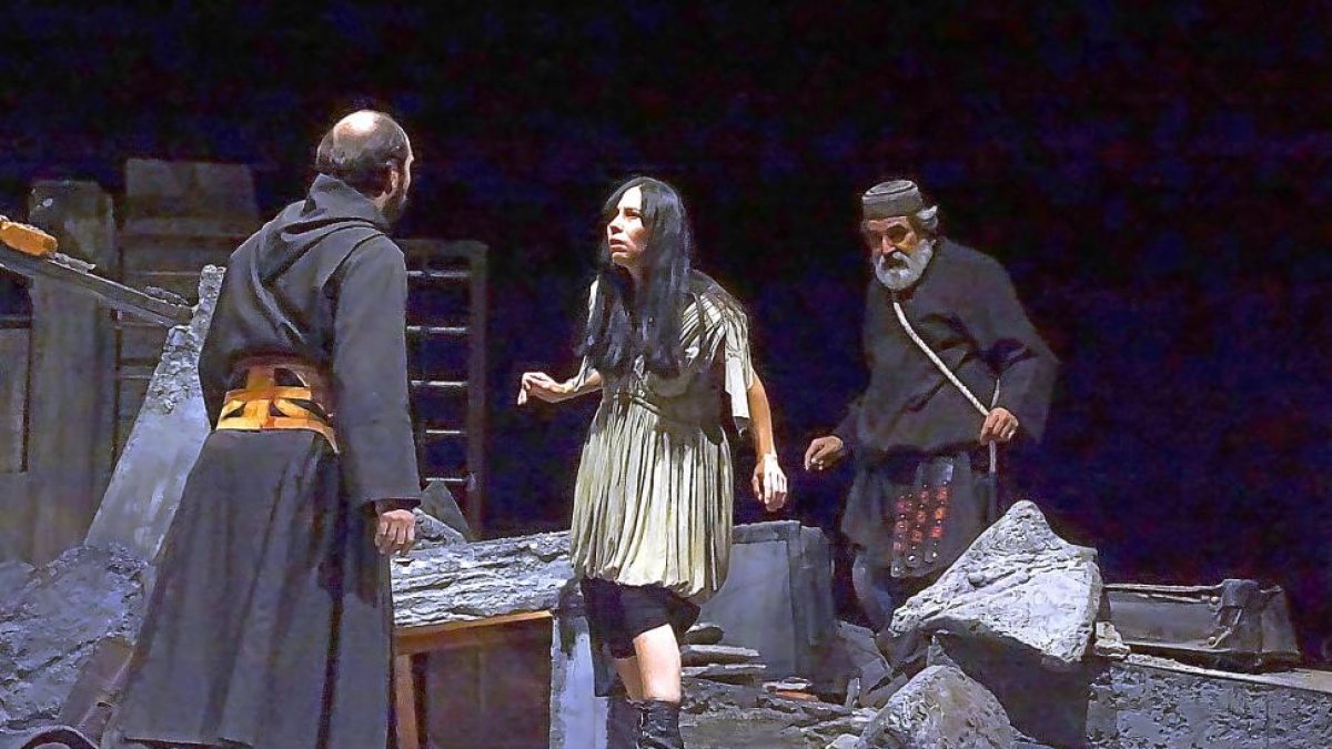 Intérpretes de la Compañía Nacional de Teatro de México en ‘La hija del aire’.-EL MUNDO