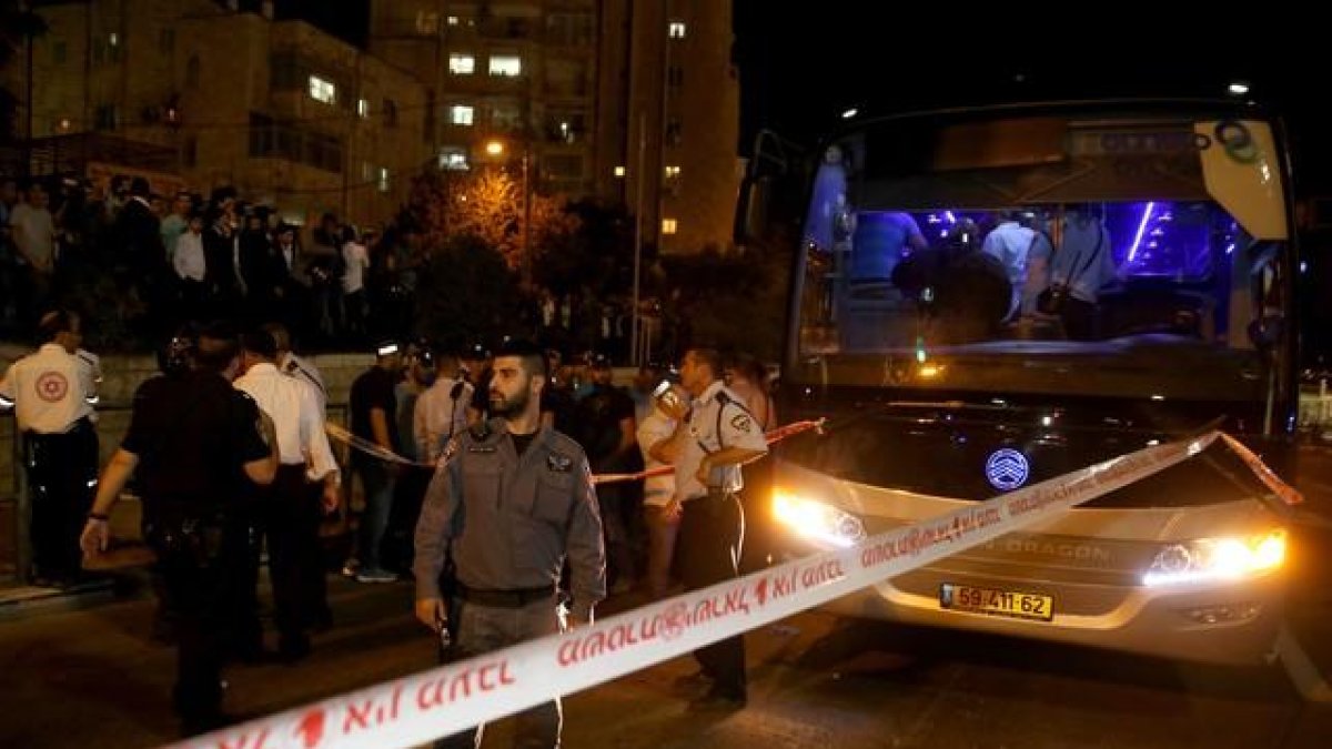 Los servicios de emergencia junto al autobús donde un palestino apuñaló a un israelí, este lunes.-AFP / GALI TIBBON