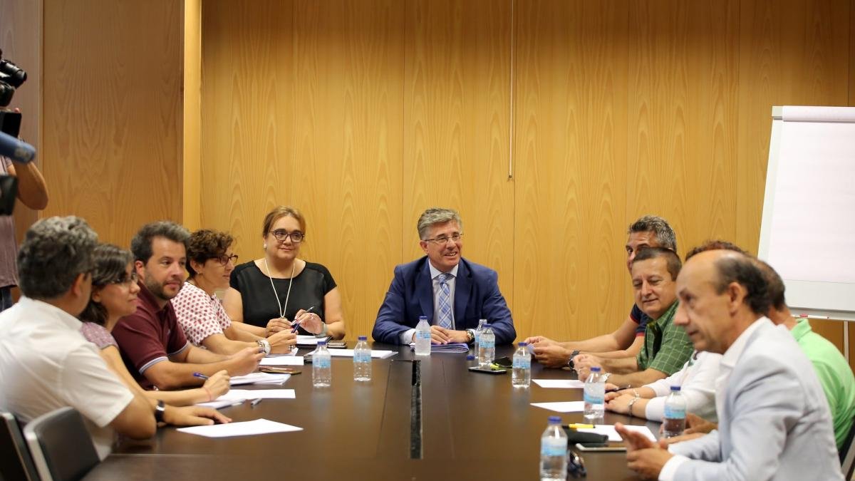 El gerente regional de Sacyl, Rafael López (C), se reúne con el comité de huelga del Sindicato Médico de Castilla y León (Simecal)-RUBÉN CACHO / ICAL