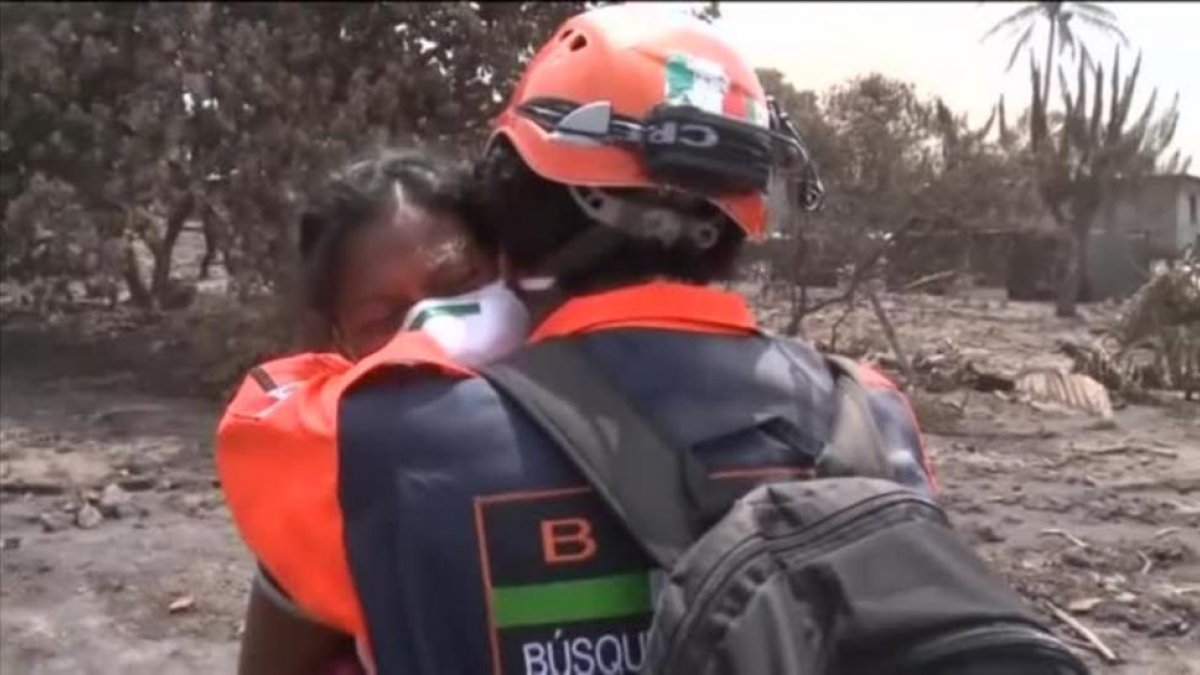 Eufemina ha perdido a hermanos, padres hijos y así a casi 50 miembros de su familia en la erupción del volcán Fuego de Guatemala.-/ ATLAS VÍDEO
