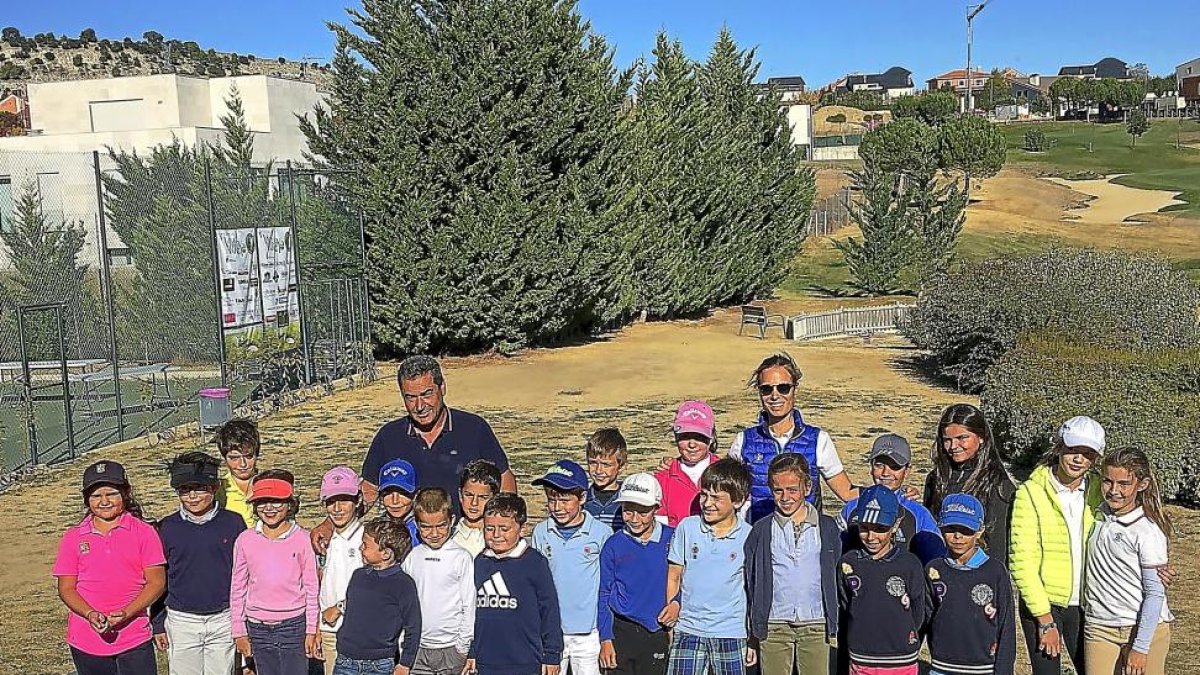Todos los participantes en la primera edición de la liguilla benjamín posan en las instalaciones de Sotoverde.-BALCAZA