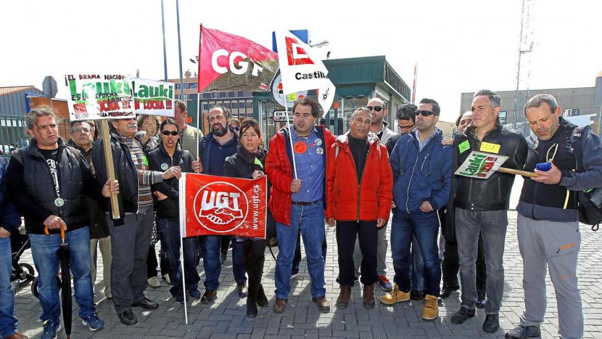 Concentración de trabajadores de Lauki en abril.-J. M. LOSTAU