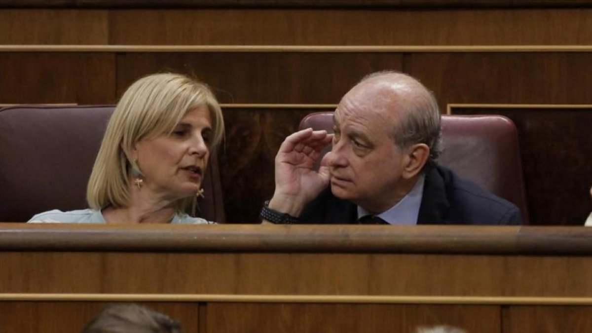 El exministro del Interior, Jorge Fernández Díaz, ha ocupado este miércoles su escaño en el Congreso.-JOSE LUIS ROCA