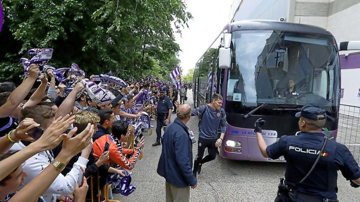 Los aficionados del Real Valladolid reciben el autobús del equipo antes del partido contra el Sporting de Gijón de la pasada semana.-J.M.LOSTAU