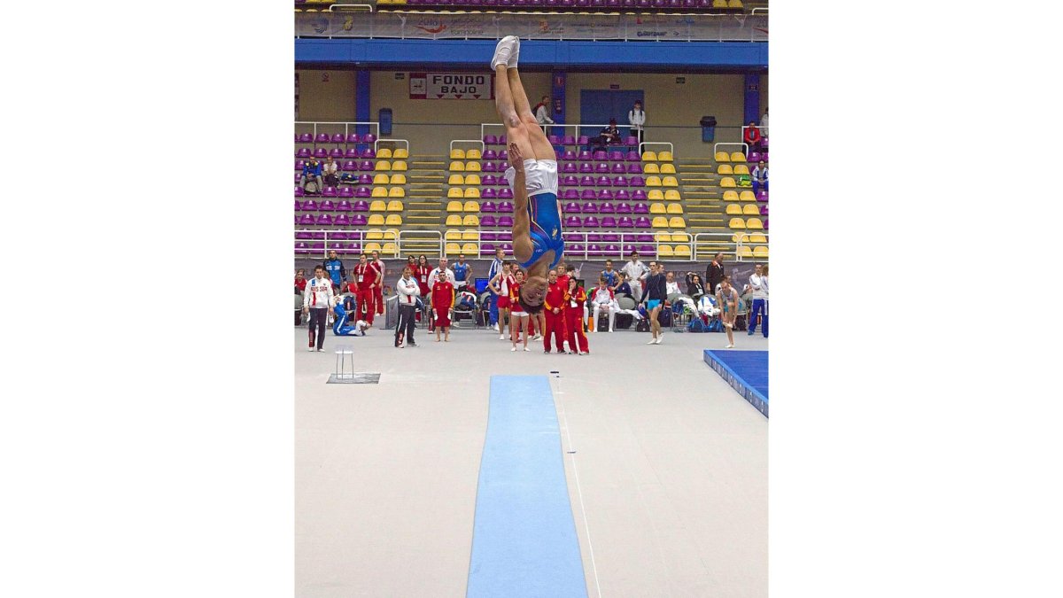 El vallisoletano Carlos Manjón, ayer, durante su participación      en el Europeo de Trampolín.-P. REQUEJO
