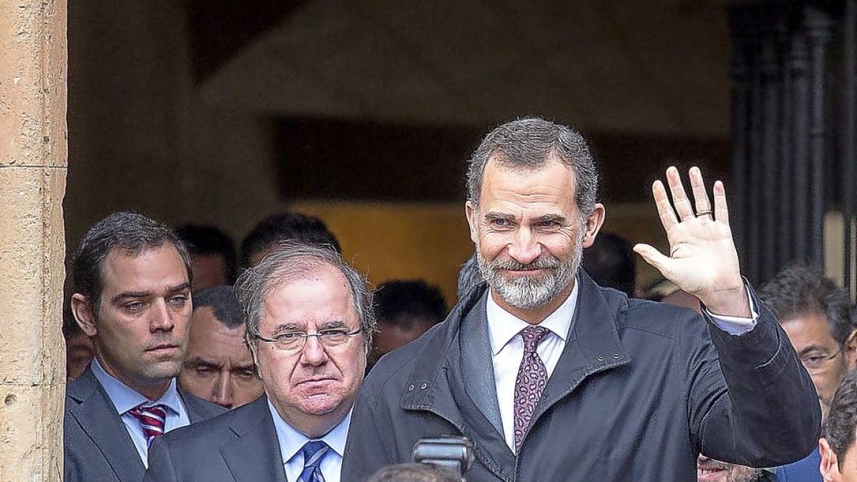El rey, seguido de Juan Vicente Herrera, saluda a la salida del acto de presentación del Diccionario.-ICAL