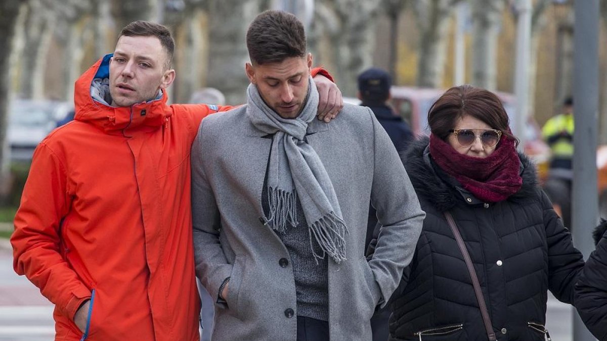 Víctor Rodríguez ‘Viti’ acudió a la vista acompañado por familiares, al igual que sus otros dos excompañeros de equipo.-SANTI OTERO
