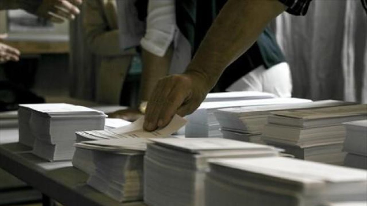 Papeletas en un colegio electoral el pasado 27-S.-JOAN CORTADELLAS