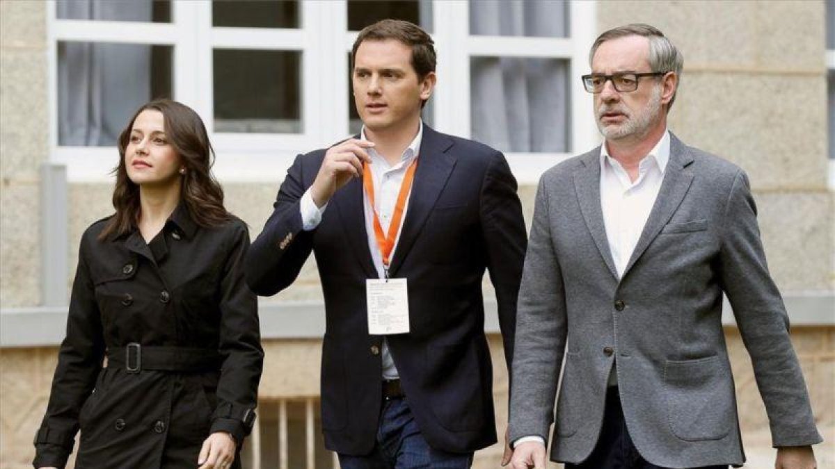 El líder de Ciudadanos, Albert Rivera (centro), el secretario general del partido, José Manuel Villegas (derecha), y la portavoz de la Ejecutiva y secretaria de Formación, Inés Arrimadas.-EFE / MARISCAL