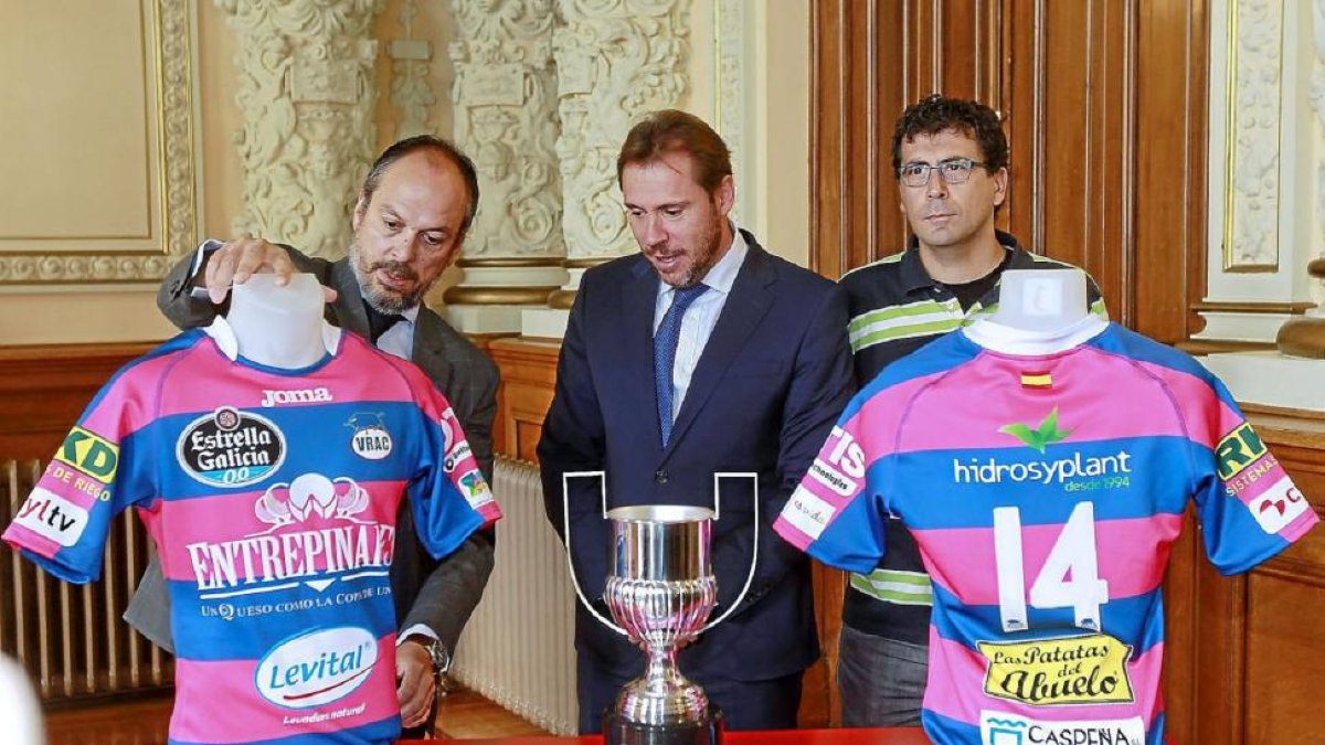 Garrote, Puente y Bustos, con la camiseta que lucirá el VRAC en Europa y con la Supercopa ganada en Madrid.-J.M. Lostau