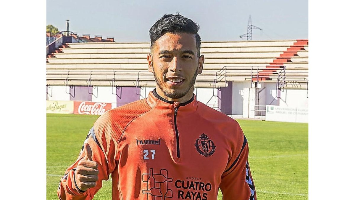 Anuar levanta el pulgar antes del entrenamiento de ayer del Real Valladolid.-PABLO REQUEJO