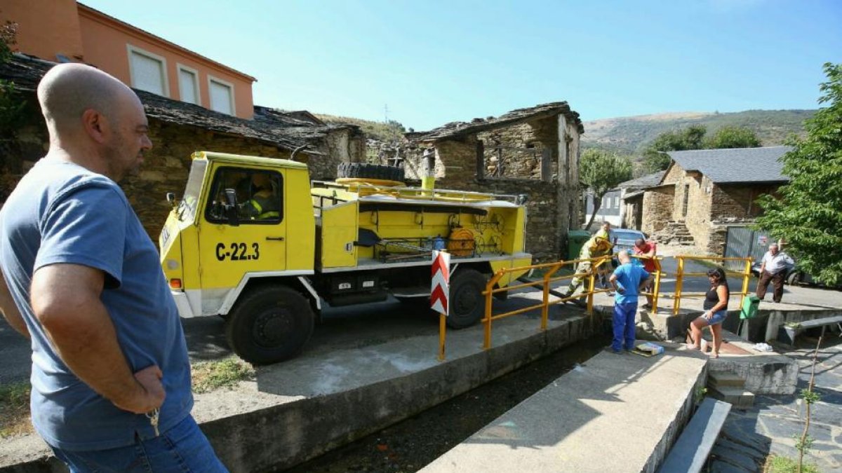 Incendio en la localidad de Santa Eulalia de La Cabrera, en el municipio de Encinedo (León).-ICAL