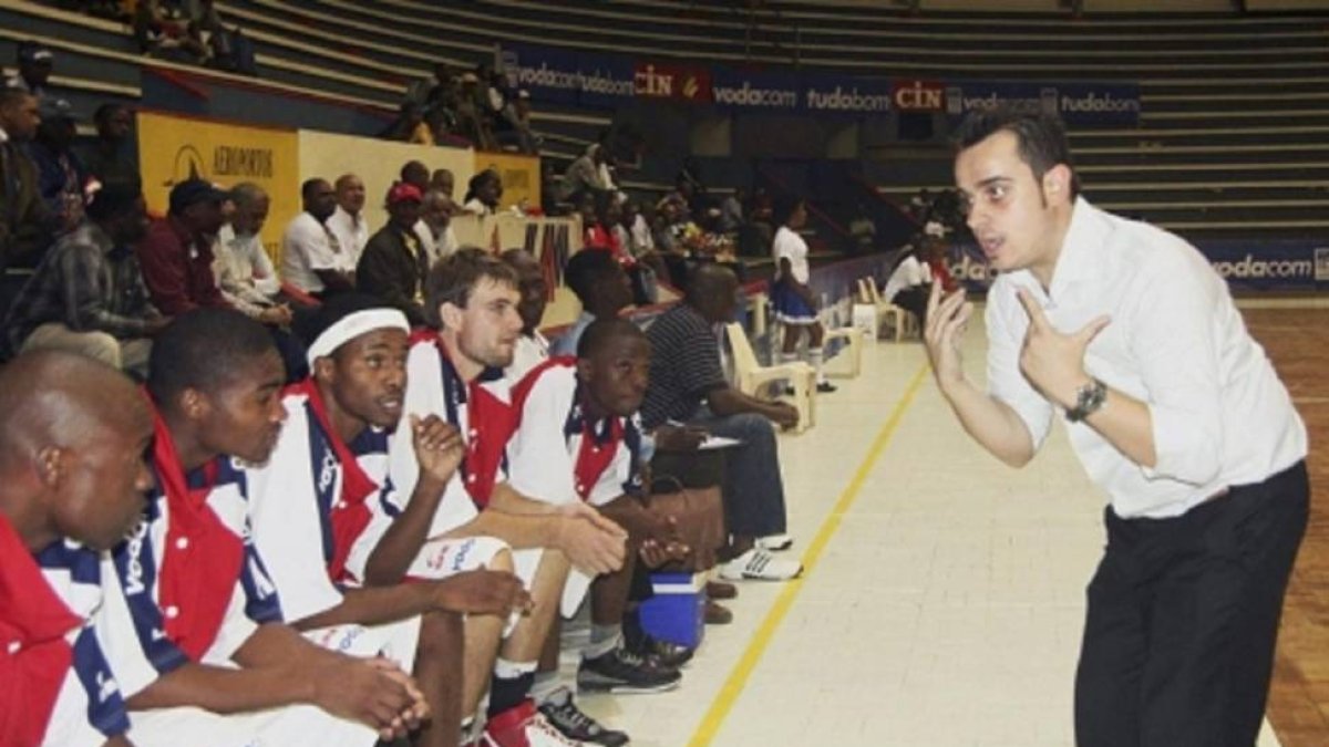 Iñaki Martín da instrucciones a sus jugadores de Mozambique.-EM