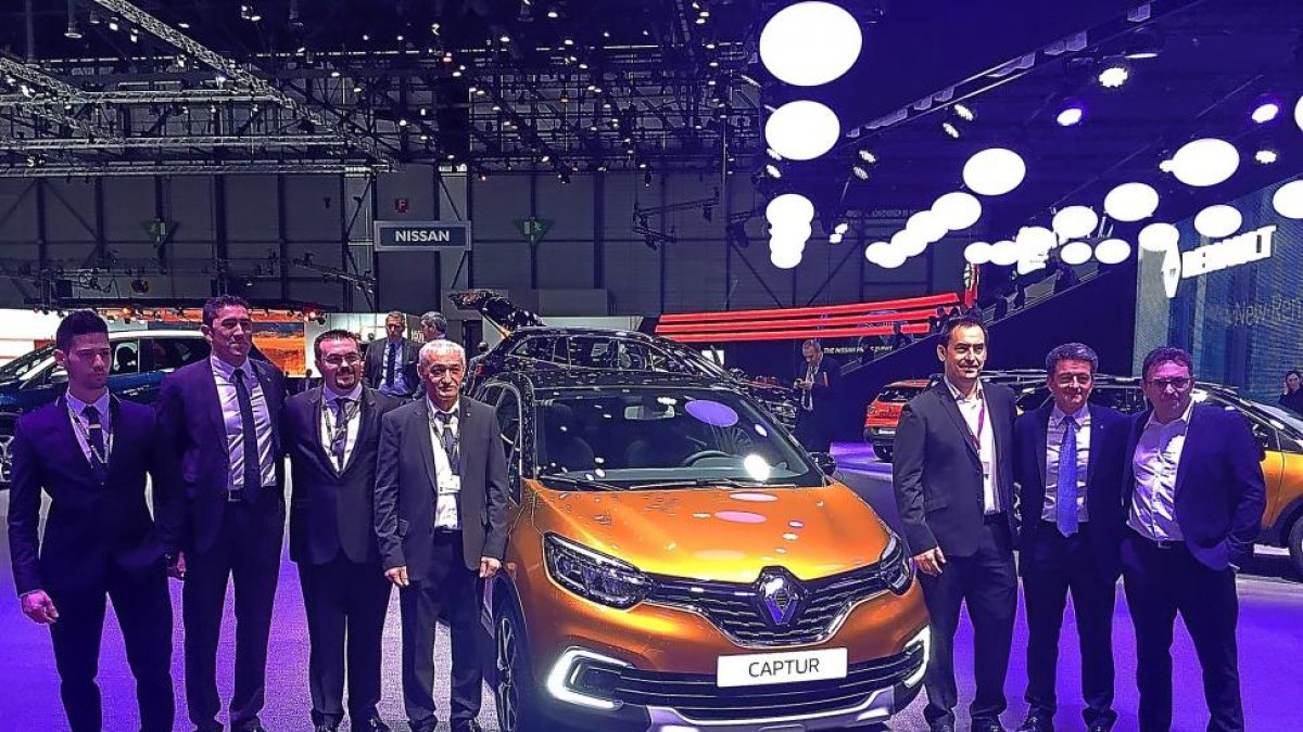 Ingenieros de la planta de Renault en Valladolid, ayer, en el Salón del automóvil de Ginebra, junto al rediseñado Captur.-E. M.