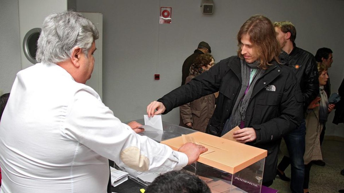 El secretario general de Podemos en Castilla y León, Pablo Fernández, deposita su voto en la capital leonesa-ICAL