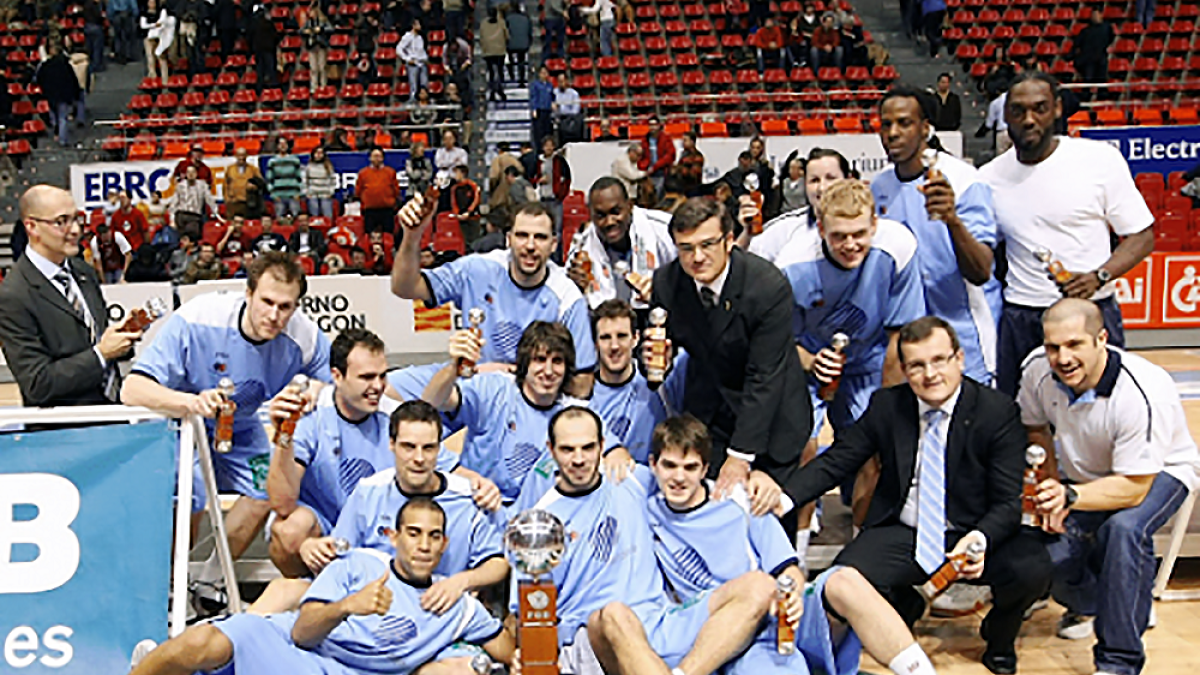 Los vallisoletanos Paco García y Roberto Morentin (entre círculos) posan con la Copa Princesa lograda en Zaragoza en 2008. EL MUNDO