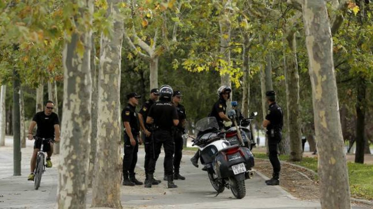 La Policía patrullaba en uno de los parques del distrito de Ciudad Lineal, en Madrid-