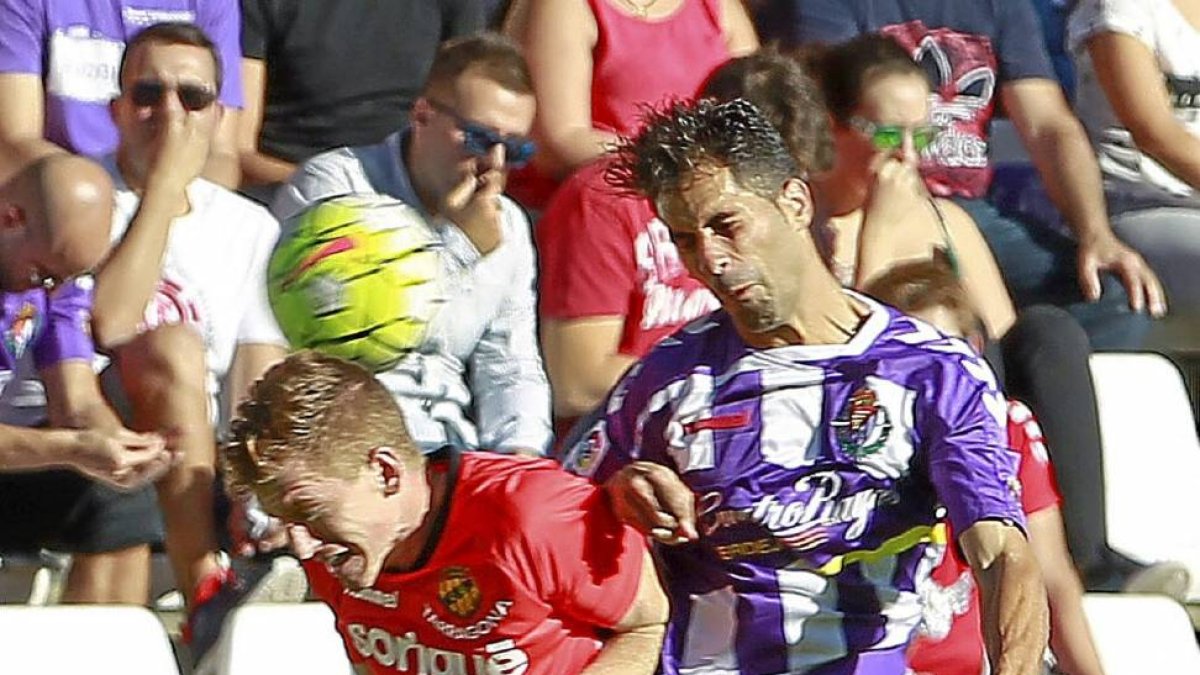 Moyano cabecea un balón pese a la presencia de Mossa.-J. M. Lostau