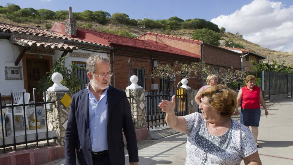 El concejal de urbanismo Manuel Saravia, junto a una vecina en la zona de la cuesta de la Maruquesa.-J. M. Lostau