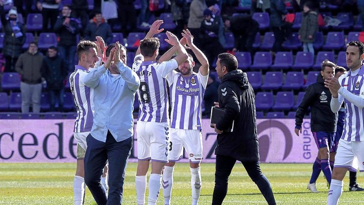 Sergio y los jugadores aplauden a los aficionados tras la victoria frente al Celta.-PABLO REQUEJO