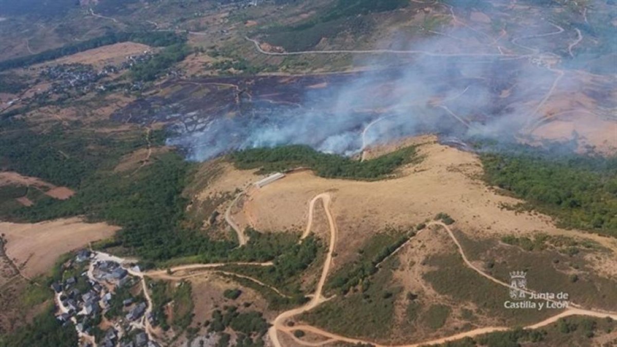 El incendio se une al que se originió el pasado lunes en la Sierra de La Cabrera y que que lleva arrasadas ya más de 8.000 hectáreas.-E.P.