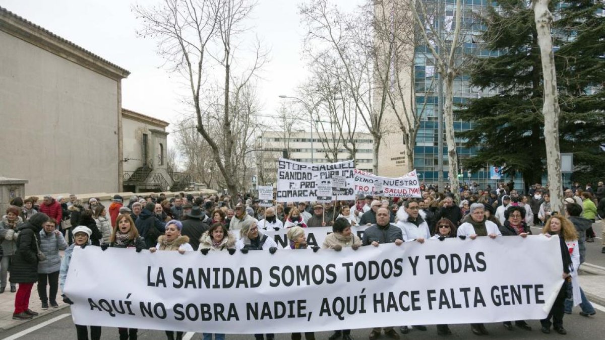 Imagen de la cabecera de la manifestación ayer en Salamanca.-ICAL