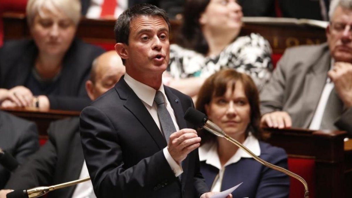 El primer ministro francés, Manuel Valls, durante la sesión de control al Gobierno en la Asamblea.-AFP / PATRICK KOVARIK