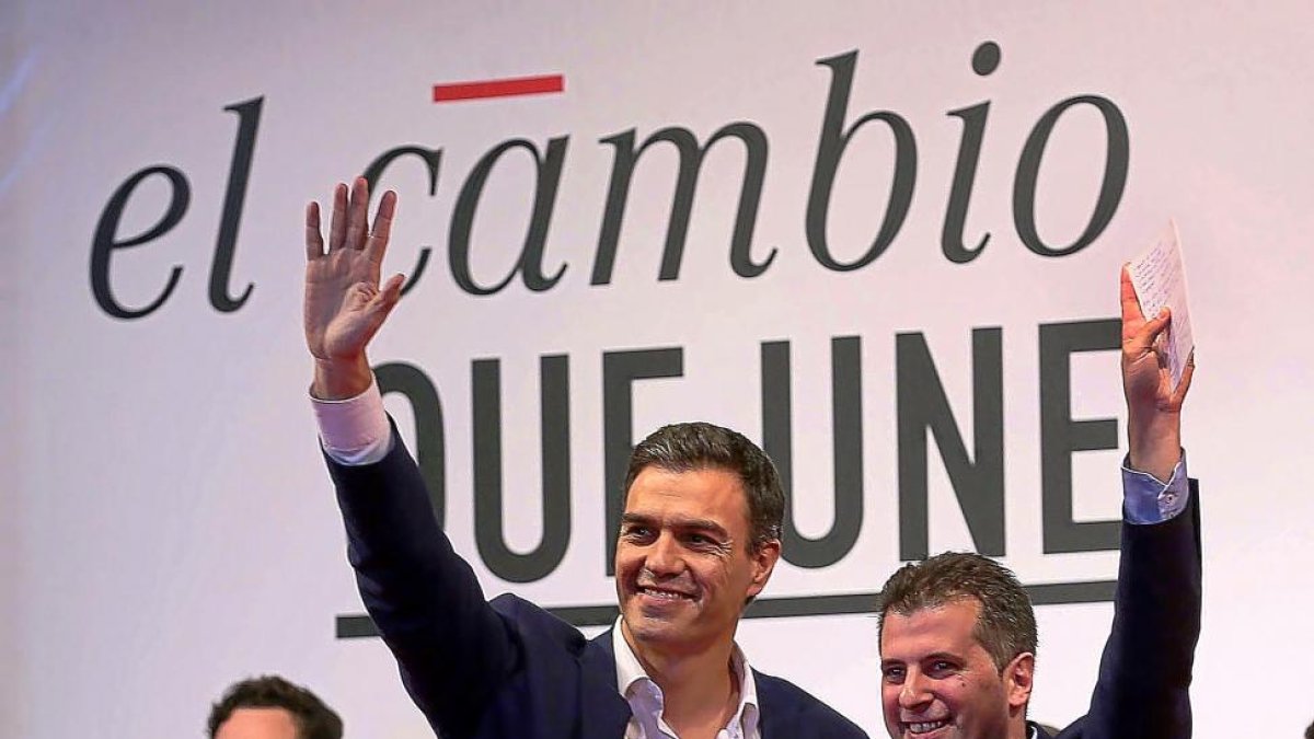 Pedro Sánchez y Luis Tudanca, en una imagen de archivo, durante una de las camapañas electorales.-ICAL