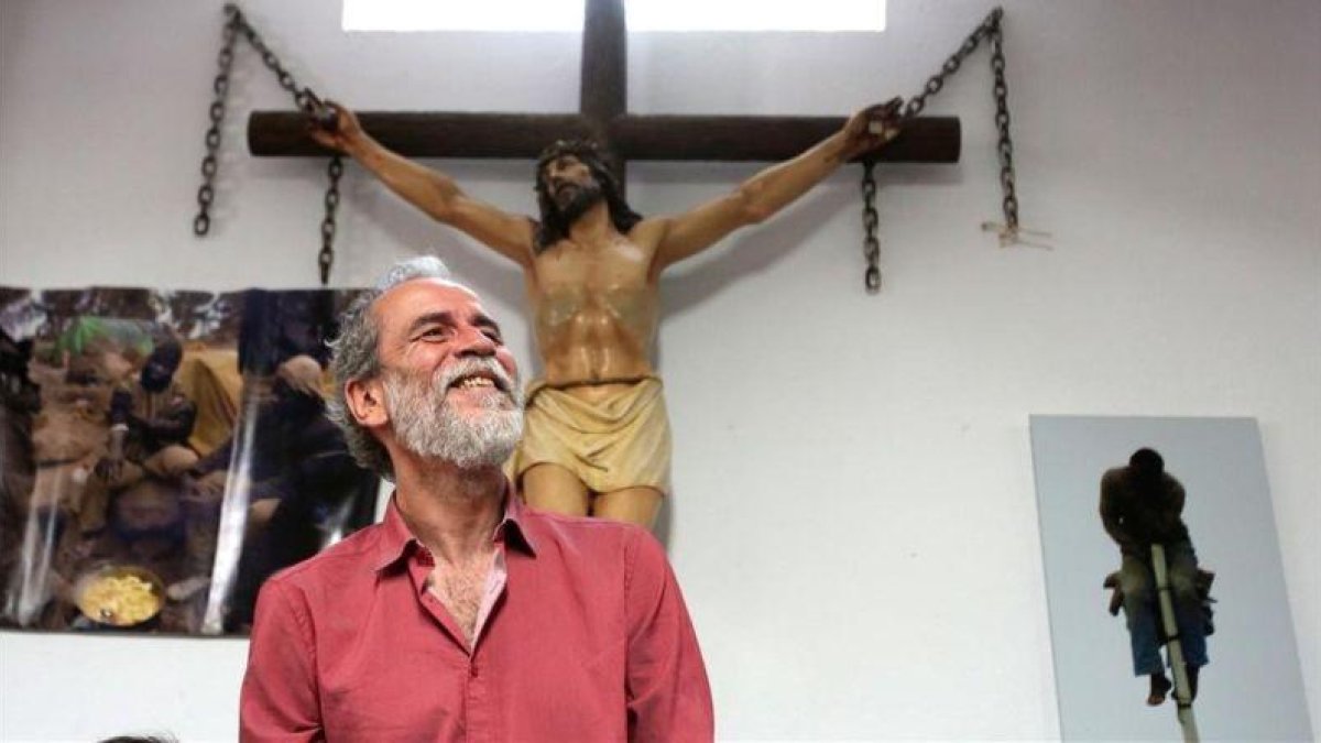 Willy Toledo, el martes 22 de mayo en una parroquia de Vallecas (Madrid), donde compareció ante los medios.-DAVID CASTRO