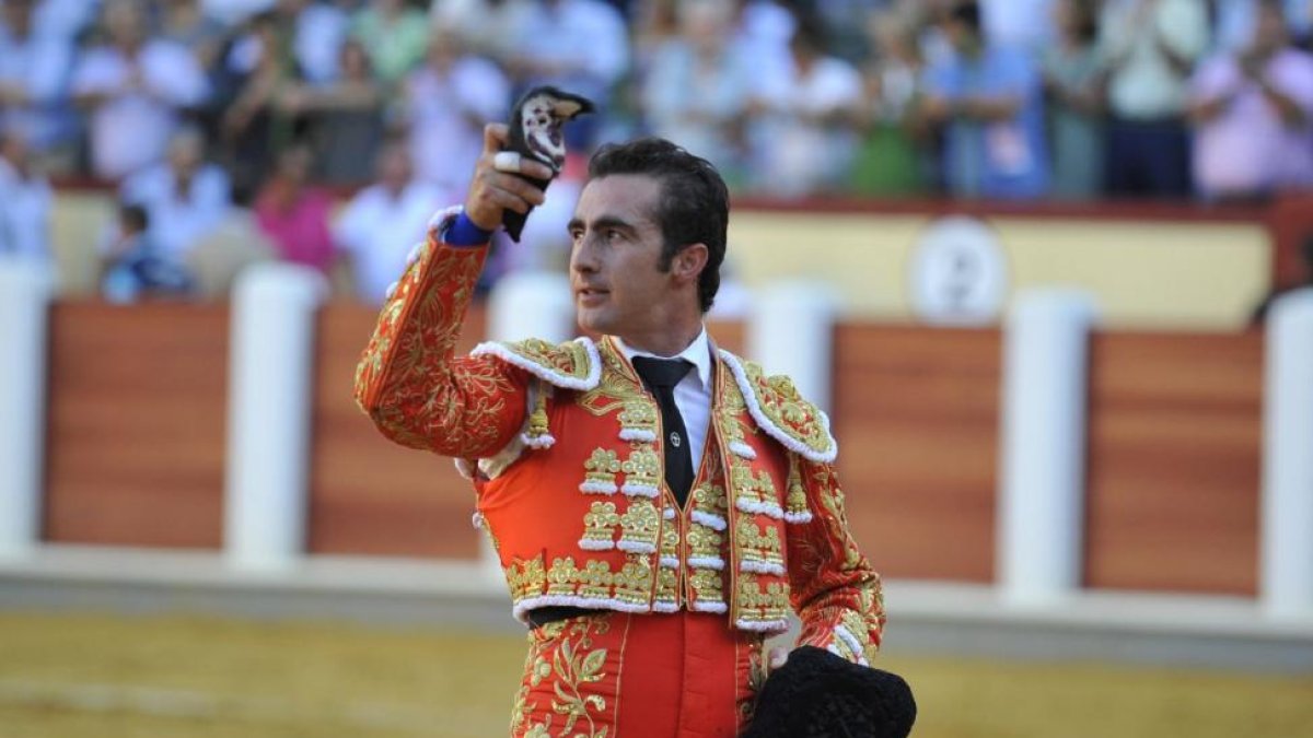 El Fandi dedica la faena al público de Valladolid.-EL MUNDO