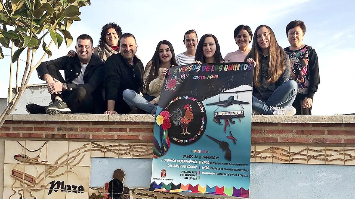 Carlos Martín, Rosana de Castro, Enrique Seoane, Alejandra Hernández, María José Calvo, Inés Galiacho, Mónica Cruz, Judith Martínez y Milagros Ferrín, en la presentación del cartel del día de los quintos en Castronuño. - EL MUNDO