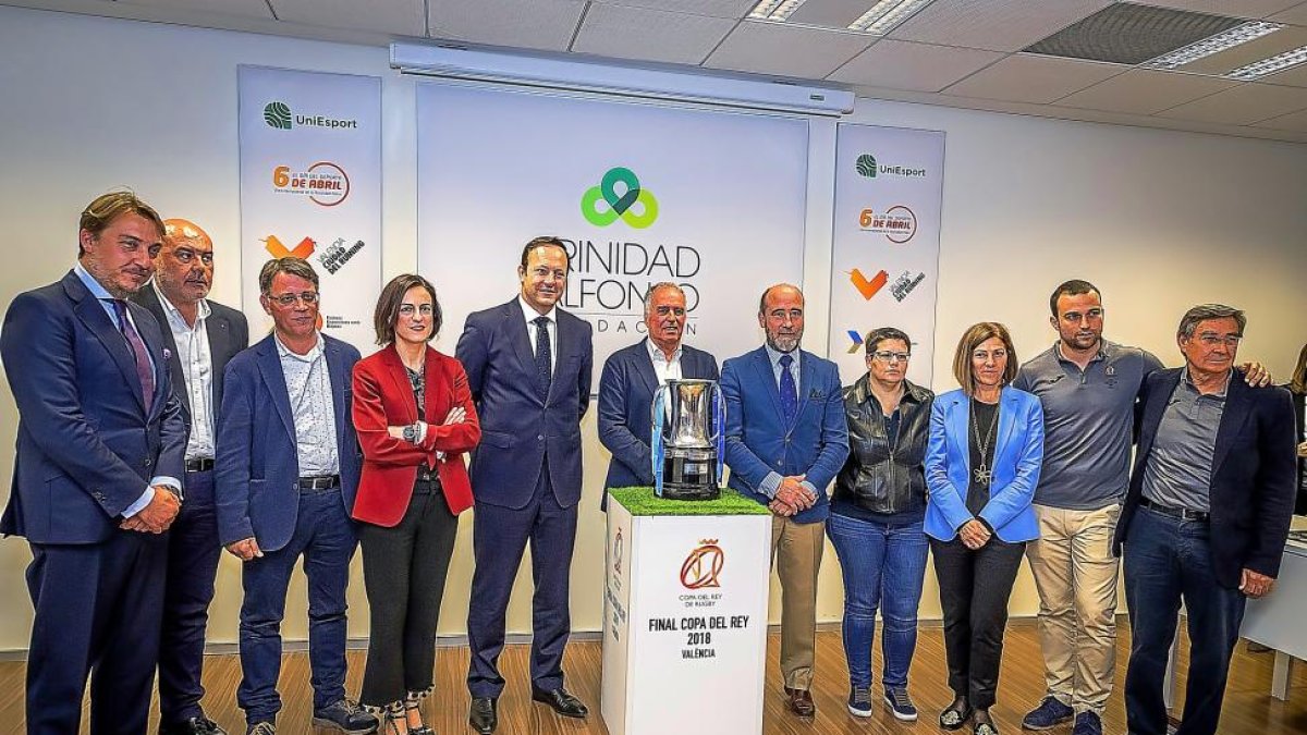 Juan Carlos Martín ‘Hansen’ y José María Valentín-Gamazo, quinto y séptimo, junto a Feijoo, organizadores y patrocinadores, ayer en Valencia.-FINAL COPA RUGBY