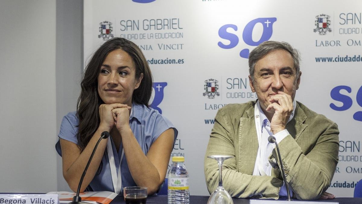 La concejal de Cs en Madrid junto al diputado popular, ayer en La Aguilera.-S. OTERO