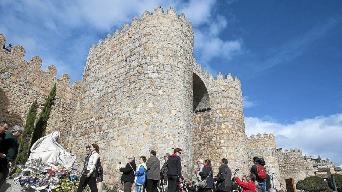 Ofrenda floral en el monumento de Santa Teresa, para conmemorar el inicio del V Centenario de su Nacimiento (Ávila)-Raúl Sanchidrián