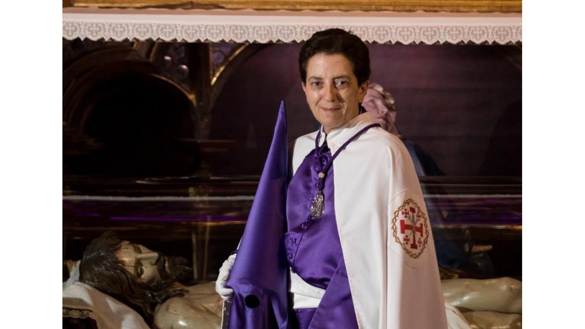 Montse Aguado ante el Cristo Yacente.-P. REQUEJO