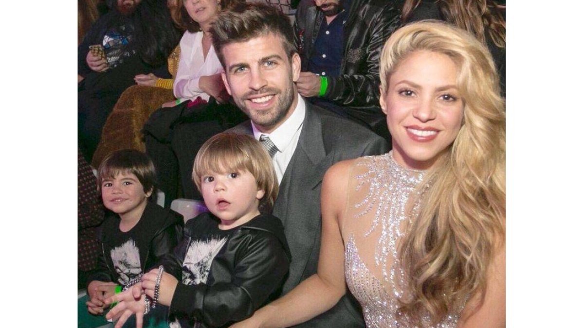 Shakira y Piqué con sus hijos, Milan (izquierda) y Sasha, en una gala en Barcelona el pasado mes de diciembre.-EL PERIÓDICO