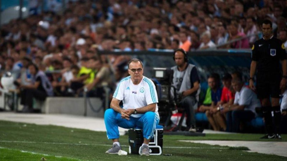 Bielsa, en un partido del Olympique de Marsella.-AFP / BERTRAND LANGLOIS