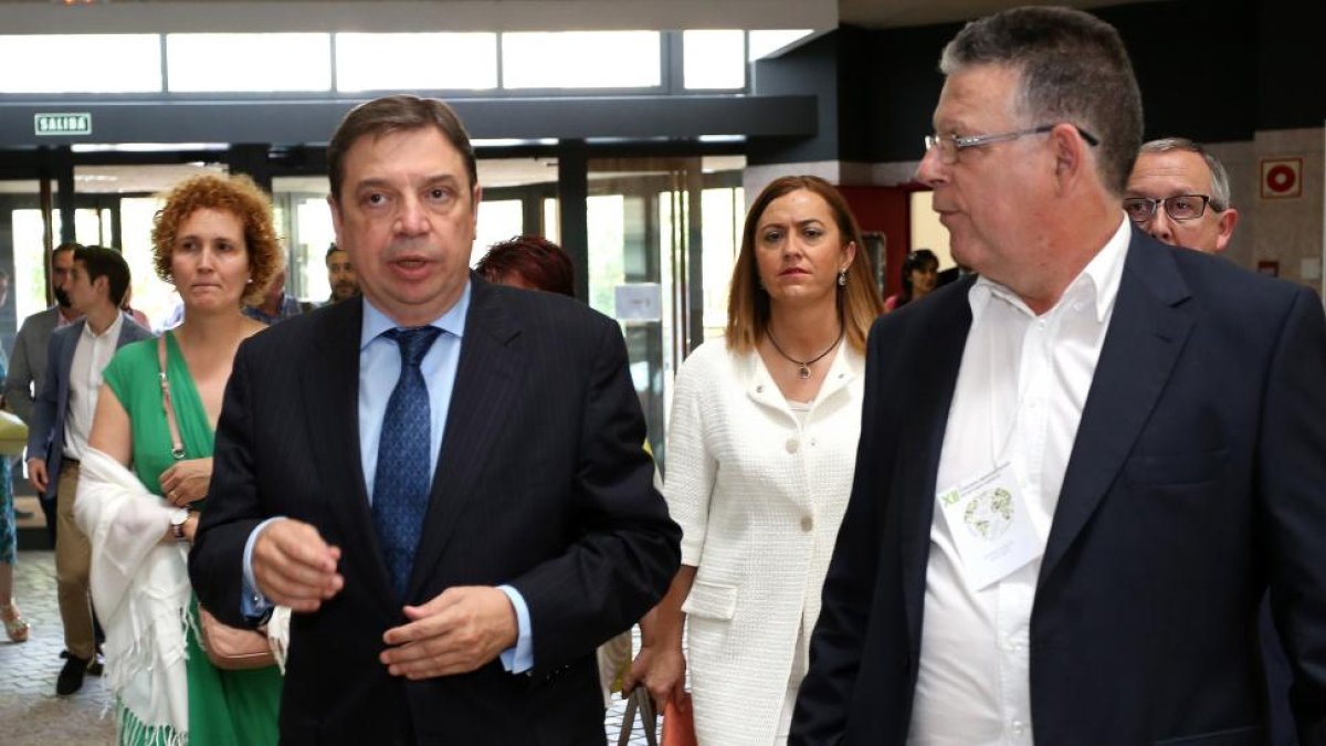 El ministro de Agricultura, Pesca y Alimentación, Luis Planas junto con la alcaldesa de Segovia, Clara Luquero; la delegada del Gobierno en Castilla y León, Virginia Barcones, y la subdelega en la provincia de Segovia, Lirio Martín-Diego de Miguel / ICAL
