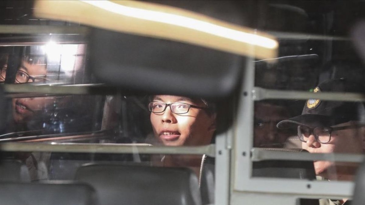 Joshua Wong, a la salida del tribunal, hacia la cárcel, este jueves 17 de agosto.-EFE / TSE WING YIU