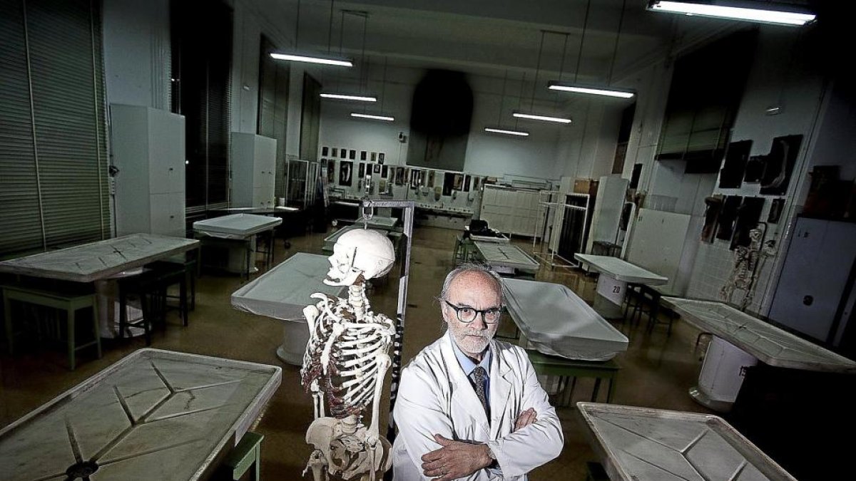 VOCACIÓN. Quiso ser médico desde pequeño. «Jamás tuve duda;y eso es un arma de doble filo, porque de no haber entrado en la facultad hubiese sido una gran frustración, como pasa ahora con muchos chicos», indica este maestro entrañable. Y no sólo porque s-Photogenic